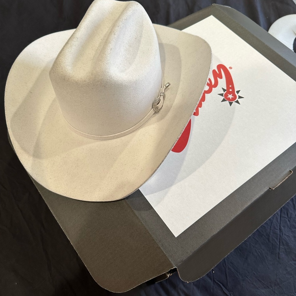 Bailey White Cowboy Hat (almost new)